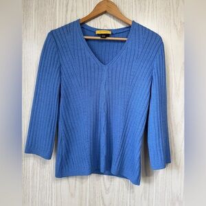 St. John Beautiful Blue Knit Top Size Small LNC